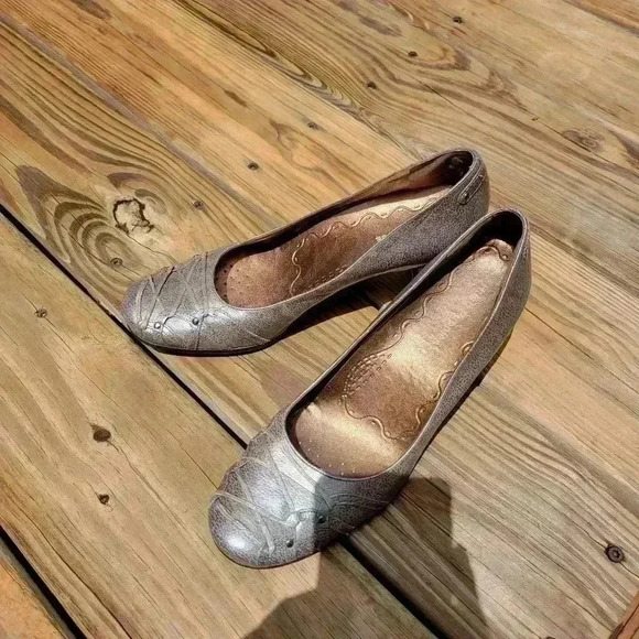 Hush Puppies Women's Low Heels SZ 8 Metallic Silver Color - Picture 1 of 12